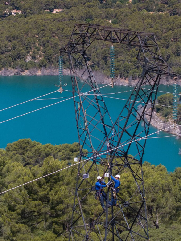 Des techniciens RTE installent un boîtier Devisubox pour détecter les départs de feu dans la Sainte Victoire