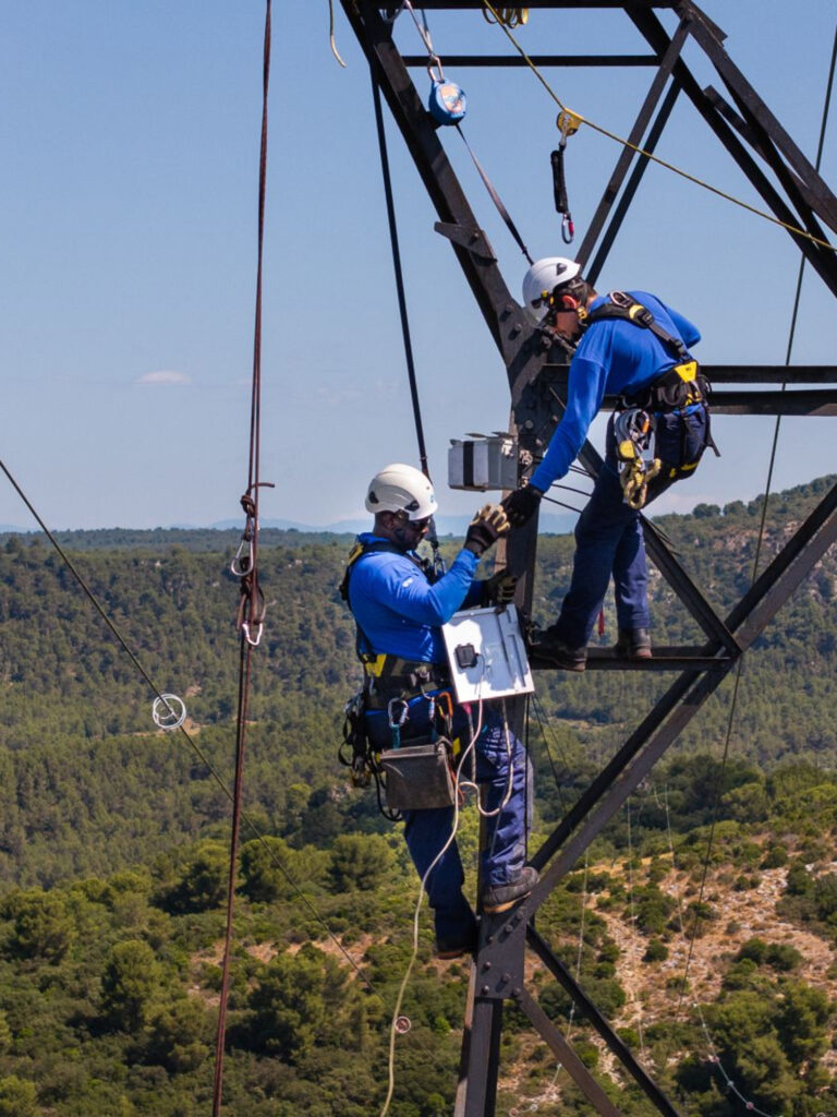 Des techniciens RTE installent un boîtier Devisubox pour détecter les départs de feu dans la Sainte Victoire