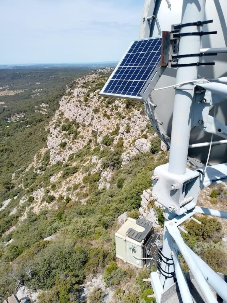 Des techniciens RTE installent un boîtier Devisubox pour détecter les départs de feu dans la Sainte Victoire